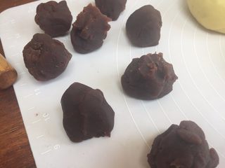 6、花朵豆沙面包,期间，可以准备好豆沙，一个个揉成圆球状；