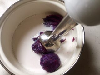 5、紫薯奶昔,用搅拌棒或者破壁机或者榨汁机。