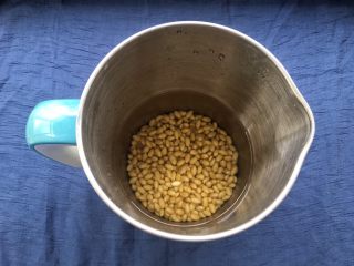 4、解渴消暑豆浆粥,倒入适量清水,一般豆浆机都会有水位线,添加清水不要越过水位线就好!黄豆一次打磨不完,可以分次打磨。