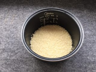 9、解渴消暑豆浆粥,大米提前一个小时泡好,泡水的大米可以减少煮粥的时间,口感更软糯。