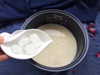 11、解渴消暑豆浆粥,再放入50克冰糖.