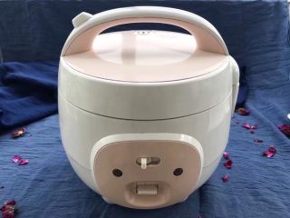 12、解渴消暑豆浆粥,打开煮粥键慢慢炖一个小时就完美收工啦!不用管它!中间还可以做自己的事情!