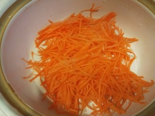 5、奶香南瓜粥,擦丝倒入砂锅中。