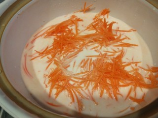 7、奶香南瓜粥,倒入锅中烧开。