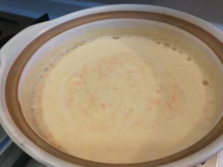 9、奶香南瓜粥,倒入锅中煮熟。