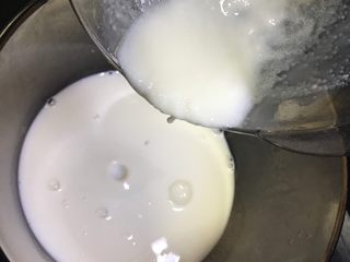 3、水果凉糕,倒入锅中加热。