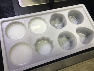 8、水果凉糕,冷却一会儿后，倒入膜具中。