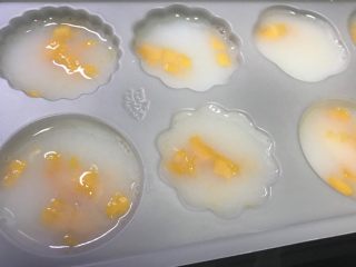 9、水果凉糕,可加入水果粒。