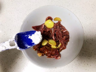 9、生滚牛肉粥,加入适量淀粉搅匀；