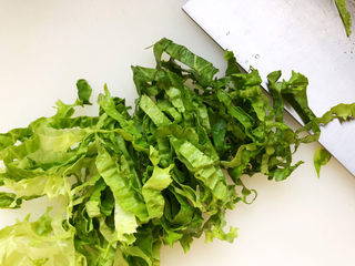 18、生滚牛肉粥,生菜切丝；