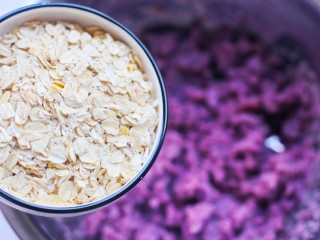 5、紫薯燕麦饼,加入燕麦片。