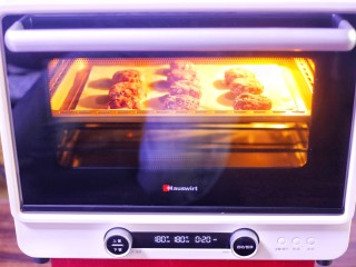 11、紫薯燕麦饼,推入预热好的烤箱，上下火中层180℃，烤20分钟就好了。