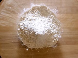 1、炉果,低粉倒入盆中