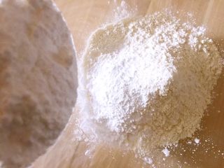 2、炉果,倒入白糖