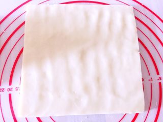 7、炉果,擀成厚片1厘米厚，切去边缘（边角料捏在一起在擀成厚片切块）