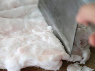 6、熬猪油,将猪板油用到切块。