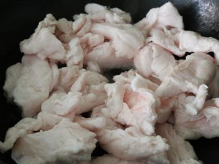 9、熬猪油,开中小火开始熬制猪油。