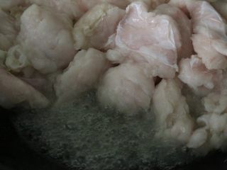 10、熬猪油,慢慢的水分敖干后,开始出油。