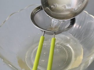 13、熬猪油,通过滤网过滤后,放入干净的盆里。