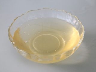 14、熬猪油,过滤后的油清澈见底。