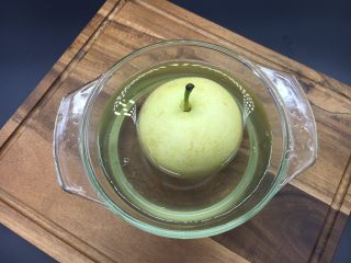 5、冰糖银耳雪梨粥,梨放在淡盐水里浸泡20分钟,然后清洗干净。