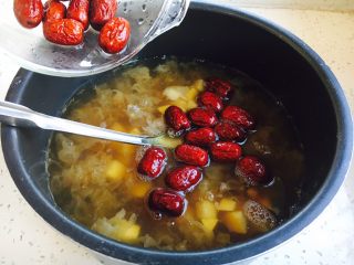 15、冰糖银耳雪梨粥,再次放入适量的大枣。