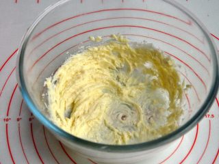 2、豆沙一口酥,打发至黄油体积膨大，有清晰纹路。