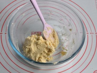 5、豆沙一口酥,翻拌均匀，无干粉即可。