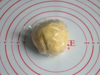 6、豆沙一口酥,冷藏1小时备用。