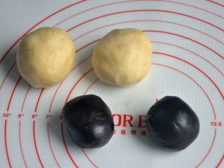 7、豆沙一口酥,均分面团与豆沙。