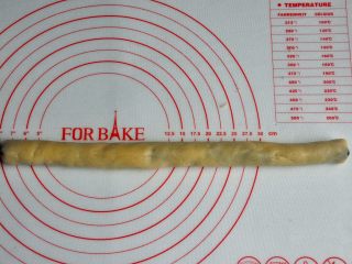 10、豆沙一口酥,捏合收口，厚度均匀一致。