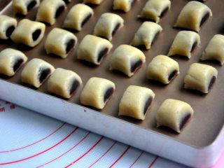 12、豆沙一口酥,放入不粘烤盘中。