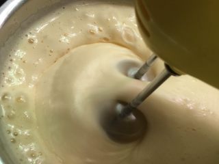 4、奶油海绵蛋糕,转中速。