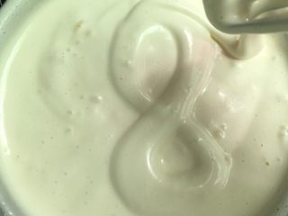 6、奶油海绵蛋糕,直至可以划出“8”字。