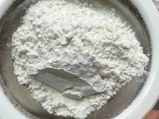 7、奶油海绵蛋糕,分两次过筛低粉进去混合。