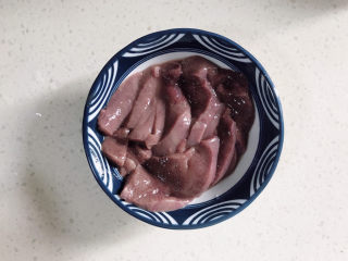 3、猪肝瘦肉粥,煮粥的时候来准备配料。猪肝切片备用。