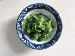 6、猪肝瘦肉粥,再切一些芹菜。