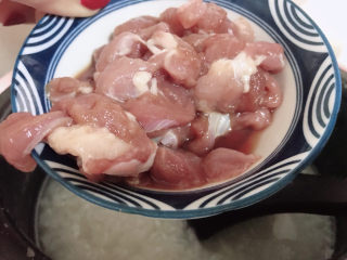 8、猪肝瘦肉粥,打开电饭煲的继续加热功能。放入瘦肉。