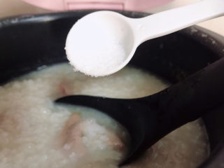 10、猪肝瘦肉粥,加入少量盐