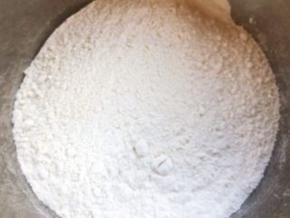 1、春饼,准备面粉放入少许盐这样春饼口感更好吃