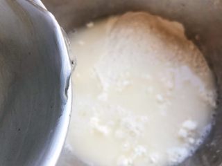 2、春饼,倒入适量清水