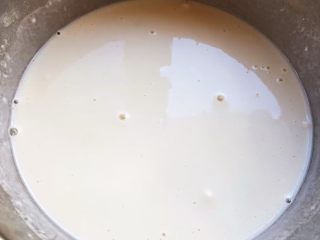 3、春饼,水和面搅拌均匀搅拌均匀醒制2个小时左右