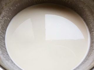 4、春饼,醒制好的面糊看着就非常透明