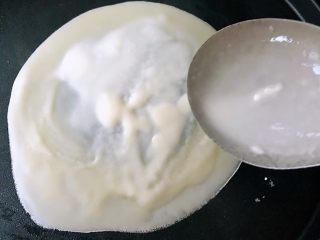 5、春饼,电饼铛预热淋上少许油舀上一勺面糊均匀的摊在电饼档上