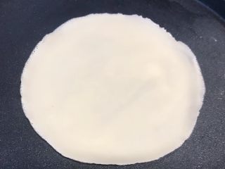 6、春饼,受热均匀后面糊成形薄薄一层的春饼即可