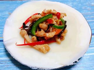 8、春饼,自制的鱼香肉丝摆在春饼中间好有食欲