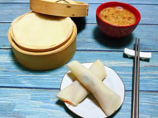 10、春饼,春饼卷起来再搭配一碗米粥就是标配的早餐