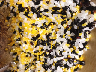 1、黑米红薯粥,大米、黑米、玉米渣放入锅中淘洗干净