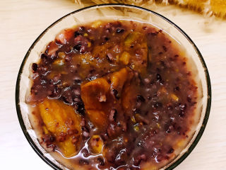 8、黑米红薯粥,放入黑糖块熬化