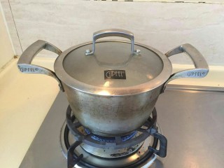 4、香滑皮蛋培根粥,盖上锅盖慢慢煮。中小火